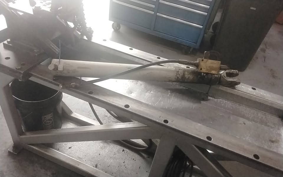 Hydraulic cylinder on the bench for service