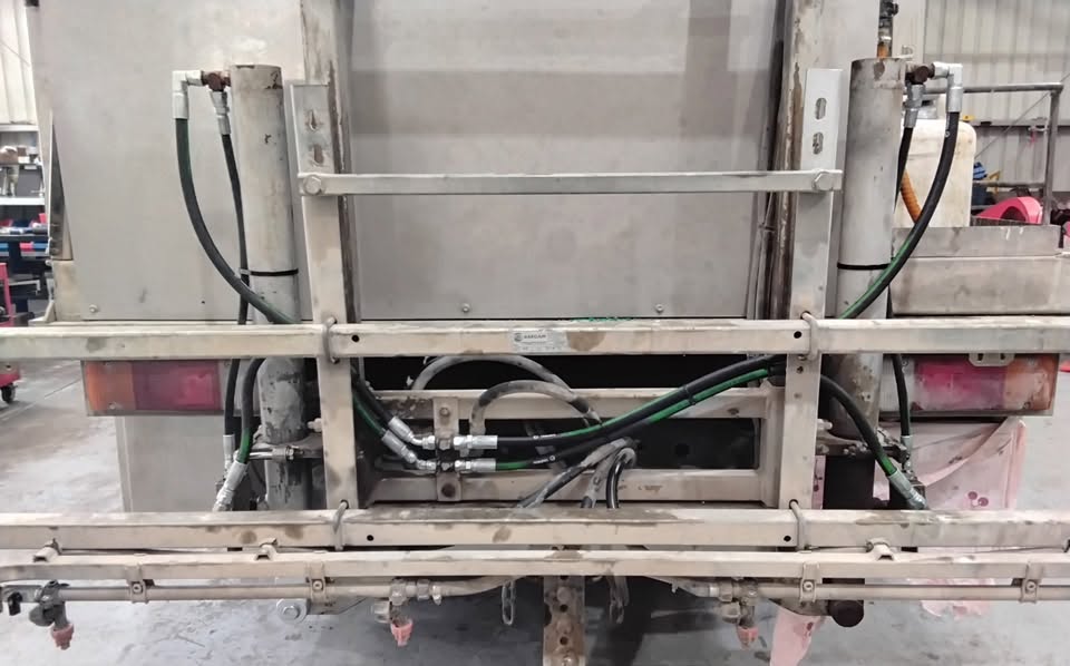 Truck-mounted hydraulic hose fitted in workshop